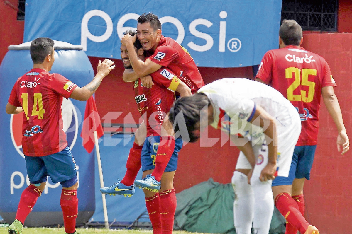 Carlos Ruiz festeja con sus compañeros, tras anotar el gol del triunfo para Municipal, ante Xelajú. (Foto Prensa Libre: Óscar Felipe).