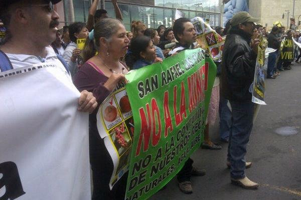 Pobladores manifiestan frente a la embajada canadiense. (Foto Prensa Libre: Alex Rojas)