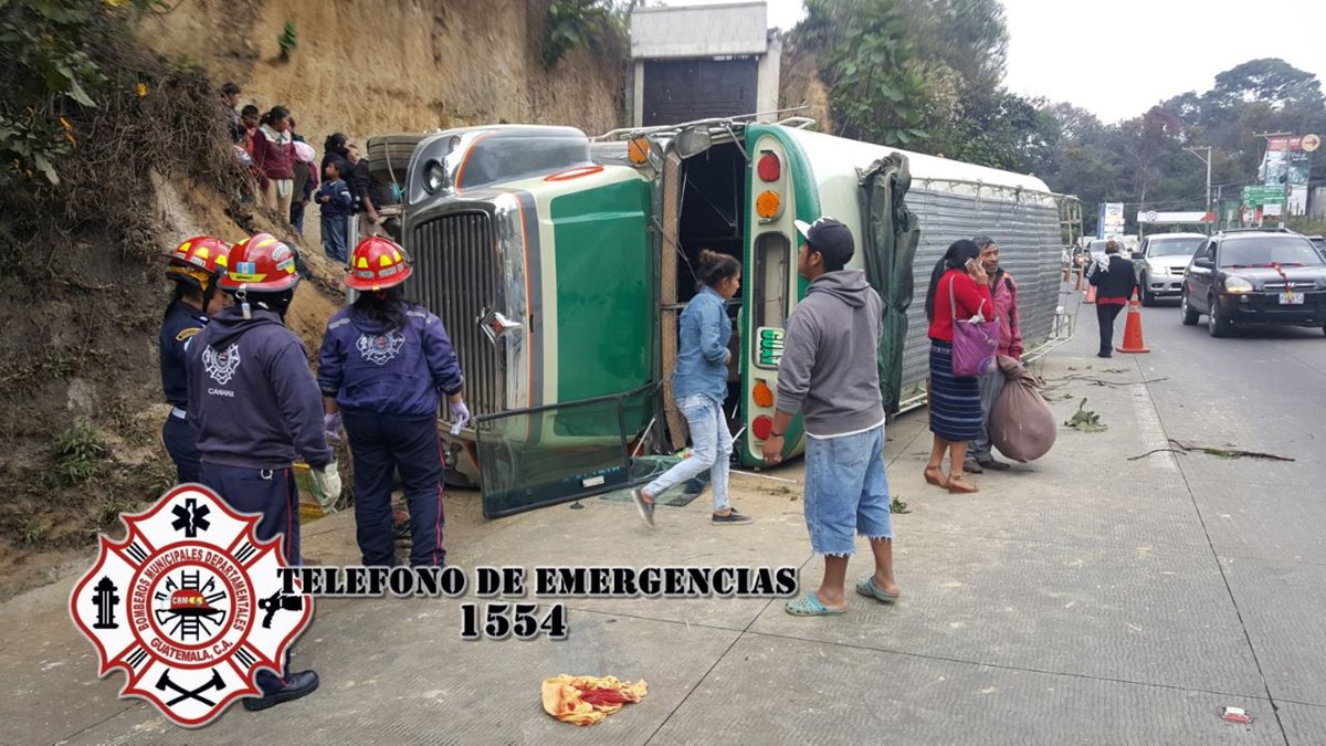 Bomberos atienden a las pasajeros afectados por el vuelco de autobús en San Lucas. (Foto: @CBMDeptal/Twitter)