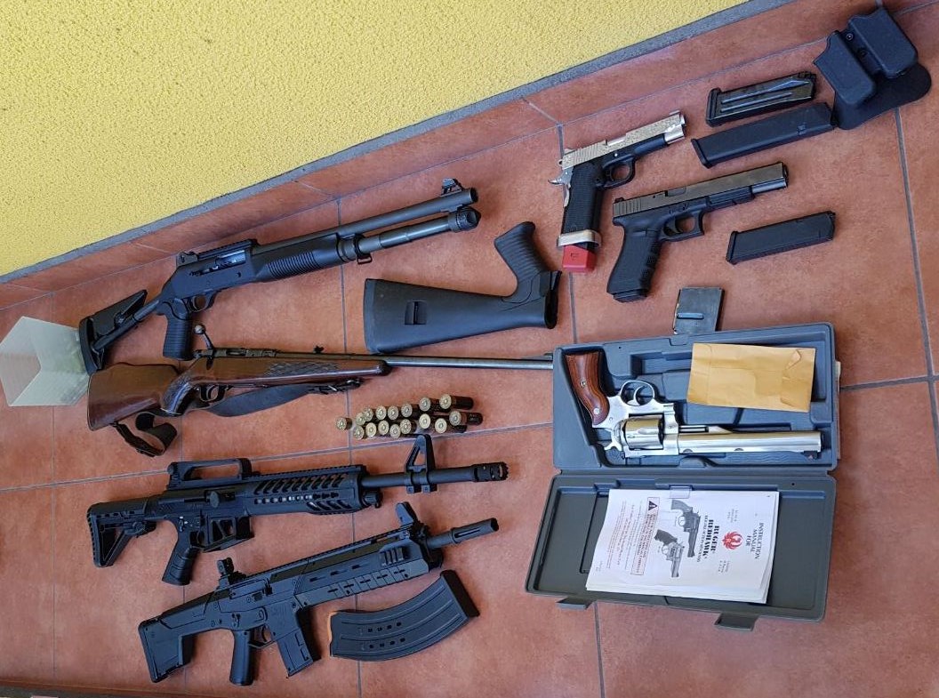 Entre las armas decomisadas hay seis pistolas nueve milímetros y dos rifles. (Foto Prensa Libre: Cortesía PNC)