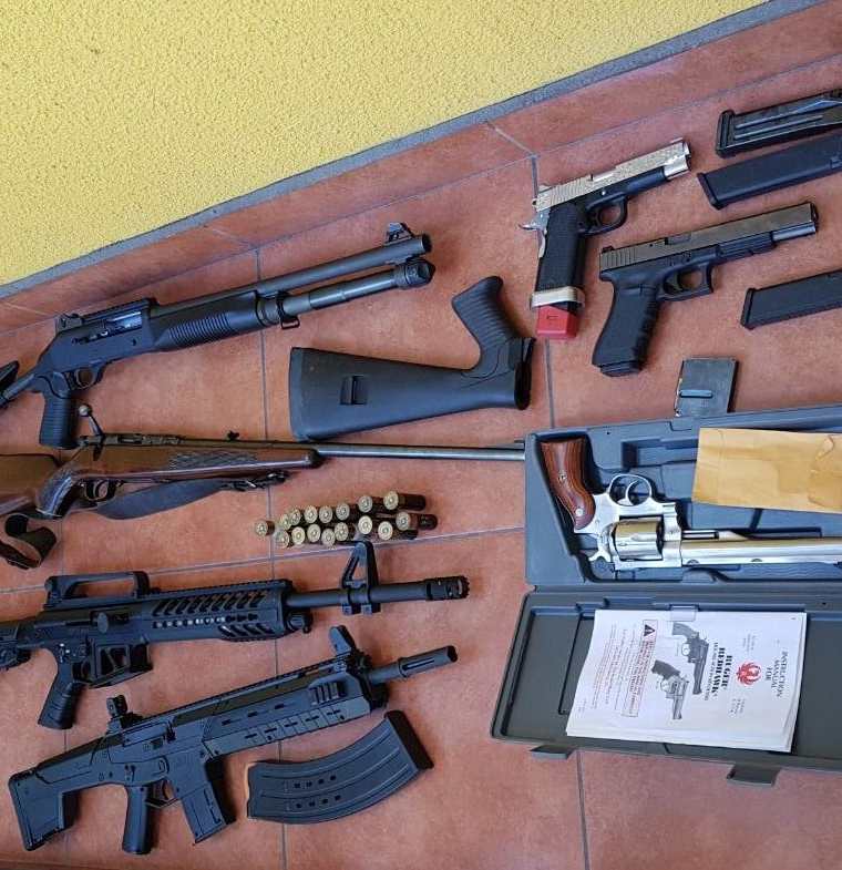 Entre las armas decomisadas hay seis pistolas nueve milímetros y dos rifles. (Foto Prensa Libre: Cortesía PNC)