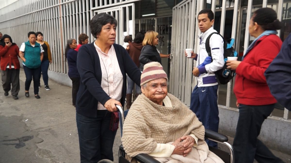 Zoila de Jesús Echeverría, de 93 años, es trasladada por su nuera Julia Juárez, en su visita al San Juan de Dios. (Foto Prensa Libre: Juan Carlos Rivera)