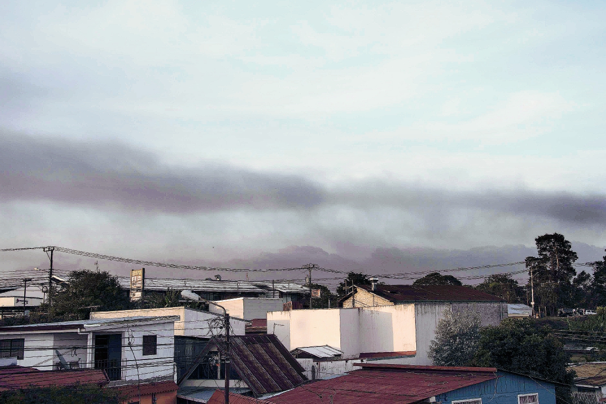 Una nube de ceniza se observa desde San José, Costa Rica. (Foto Prensa Libre: AFP).