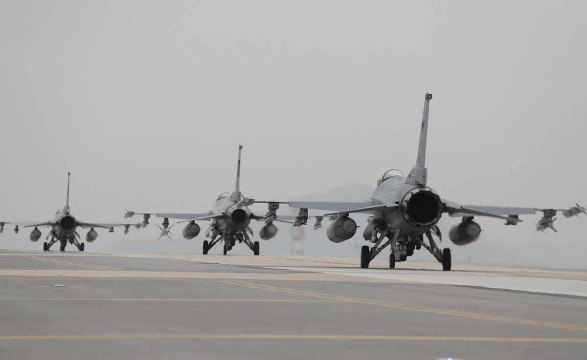 Varios cazas F16 de la Fuerza Aérea de EE. UU. permanecen en las instalaciones militares en Gunsan (Foto Prensa Libre: EFE)