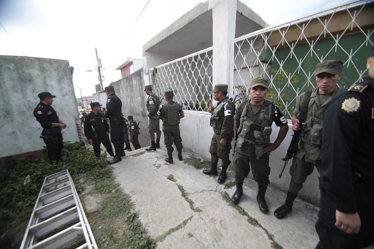 Después de las amenazas a vecinos las fuerzas de seguridad fueron destacadas al área.(Foto Prensa Libre: Hemeroteca PL)