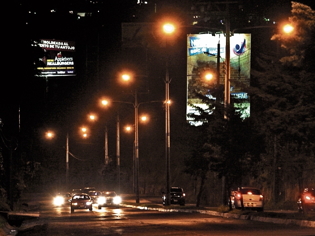 En el país hay 241 tasas distintas de alumbrado público, y en algunos municipios existen usuarios que pagan hasta 181 por ciento sobre su consumo propio mensual. (Foto Prensa Libre: OSCAR ESTRADA)