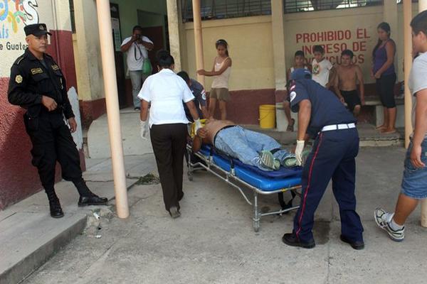 Dos salvadoreños resultaron lesionados al volcar el picop en el cual viajaban, en jurisdicción de Gualán, Zacapa. (Foto Prensa Libre: Julio Vargas)<br _mce_bogus="1"/>