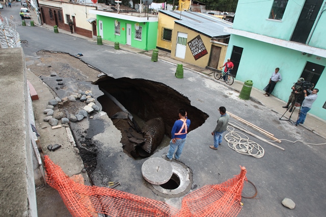 En agosto del 2017 se formó un agujero en la calle principal de la colonia Pablo Sexto, en la zona 7 de Mixco. (Foto Prensa Libre: Hemeroteca PL)