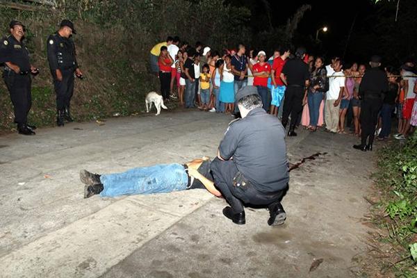 Un hombre fue asesinado en un sector de Santa Cruz Mulua, en Retalhuleu. (Foto Prensa Libre: Rolando Miranda)<br _mce_bogus="1"/>