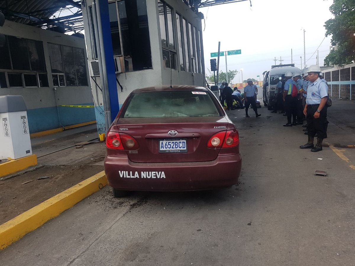 Un taxi arrolló a un grupo de trabajadores de la Empresa Portuaria Quetzal, Escuintla, y causó la muerte de dos agentes de seguridad y del conductor del vehículo. (Foto Prensa Libre: Carlos E. Paredes)