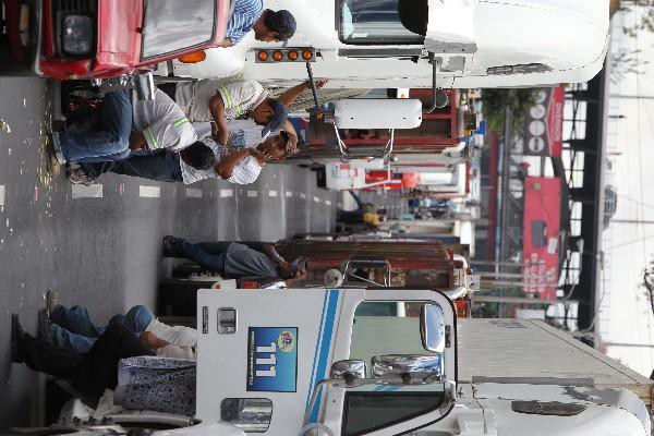 Pilotos de transporte pesado conversan, al no poder pasar en el kilómetro 8  de la ruta al Atlántico.