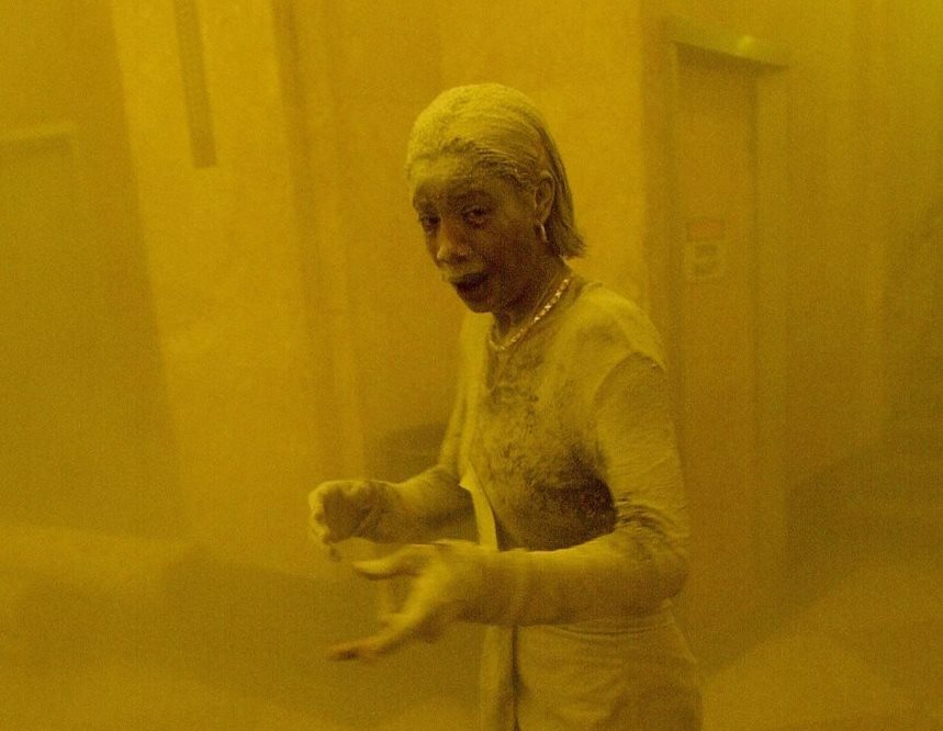 Marcy Borders, aparece inmersa en una nube de polvo en la fotografía que dio la vuelta al mundo en el 2011. (Foto Prensa Libre: AFP).