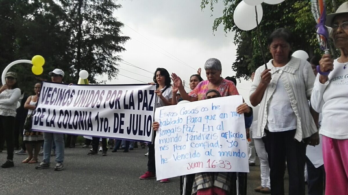 Vecinos de la colonia Primero de Julio participan en caminata en rechaza a la inseguridad. (Foto Prensa Libre: Sergio Morales)