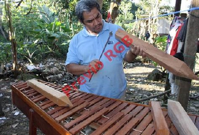 Erick Leonel Contreras Corzo muestra como hacer marimbas. (Foto Prensa Libre. Walfredo Obando)