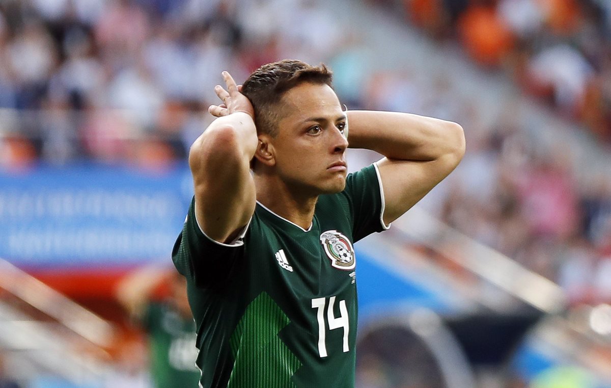 Javier 'el Chicharito' Hernández muestra su decepción en la derrota de México 3-0 contra Suecia. (Foto Prensa Libre: EFE)