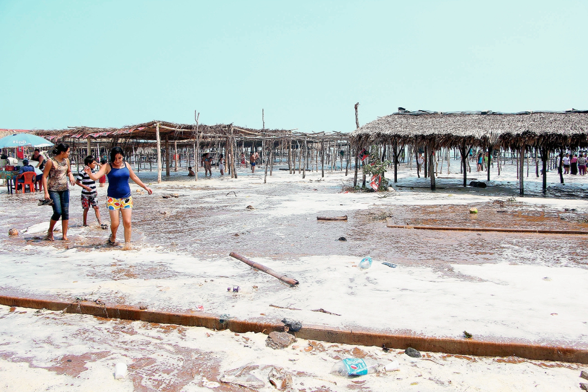 Olas de hasta ocho metros han entrado hasta 150 metros en la playa de Champerico, Retalhuleu. (Foto Prensa Libre: Rolando Miranda)