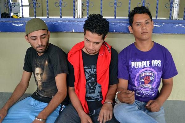 Los tres hombres que supuestamente asaltaban a los vecinos en Guastatoya, El Progreso. (Foto Prensa Libre: Hugo Oliva)<br _mce_bogus="1"/>