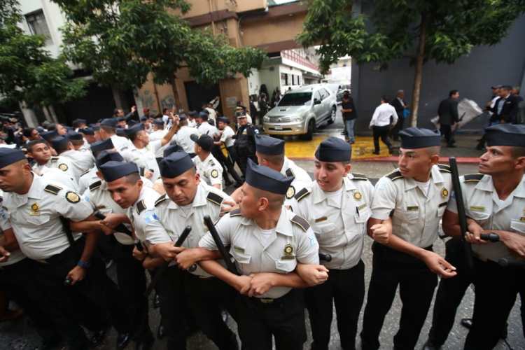 Las fuerzas de seguridad implementaron un cordón de seguridad para que los legisladores pudieran salir.