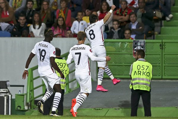 Mathieu Valbuena -8- de Francia celebra su anotación ante Portugal con Griezmann y Pogba (Foto Prensa Libre: EFE)