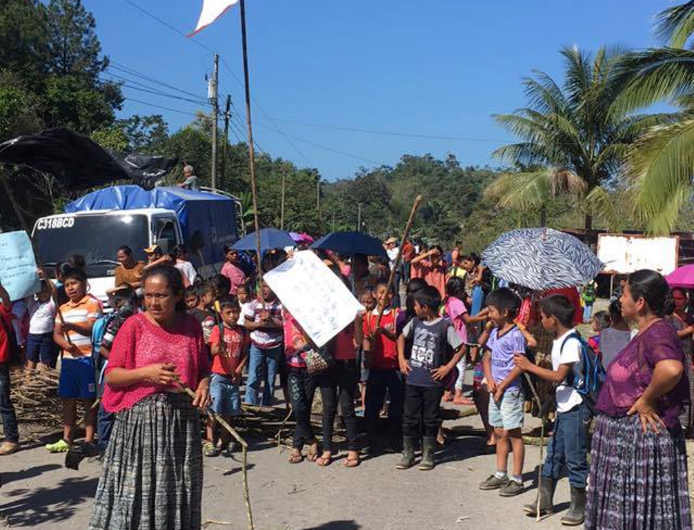 Protesta perjudica la movilización entre Cobán y Chisec, Alta Verapaz. (Foto Prensa Libre: Eduardo Sam).