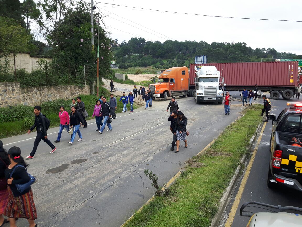 Tráiler averiado ocasiona problemas de movilidad en Santo Domingo Xenacoj, Sacatepéquez. (Foto Prensa Libre: Renato Melgar)