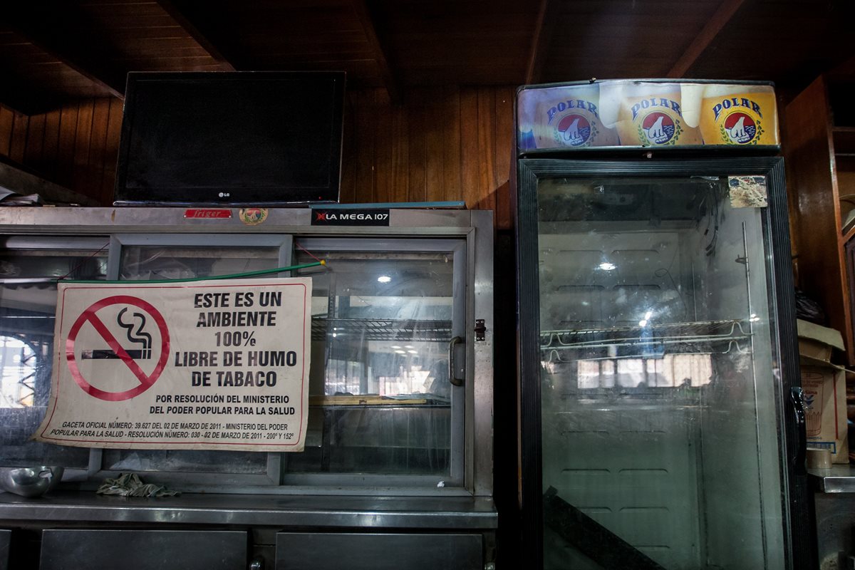 Neveras vacías dentro de una licorería ubicada en el sector Chacao, en la ciudad de Caracas. Este panorama es frecuente en las tiendas del pais. (Foto Prensa Libre: EFE).