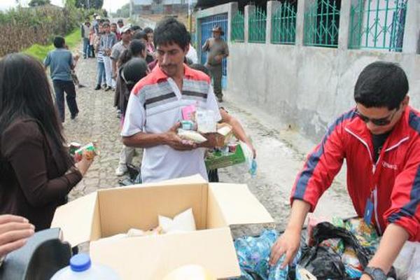 Entrega de víveres donados por lectores de elQuetzalteco y Prensa Libre, este día, en los lugares más afectados por el terremoto, en San Marcos. (Foto: Herber Villagrán)