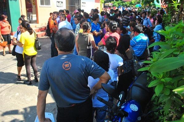 Un grupo de maestros protesta frente a la Dideduc de Retalhuleu, para rechazar cobro a directores. (Foto Prensa Libre: Jorge Tizol) <br _mce_bogus="1"/>