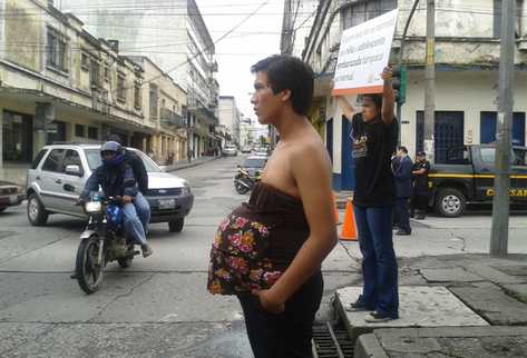 Hombres concientizan a la población para evitar embarazos en adolescentes. (Foto Prensa Libre: Óscar Rivas)