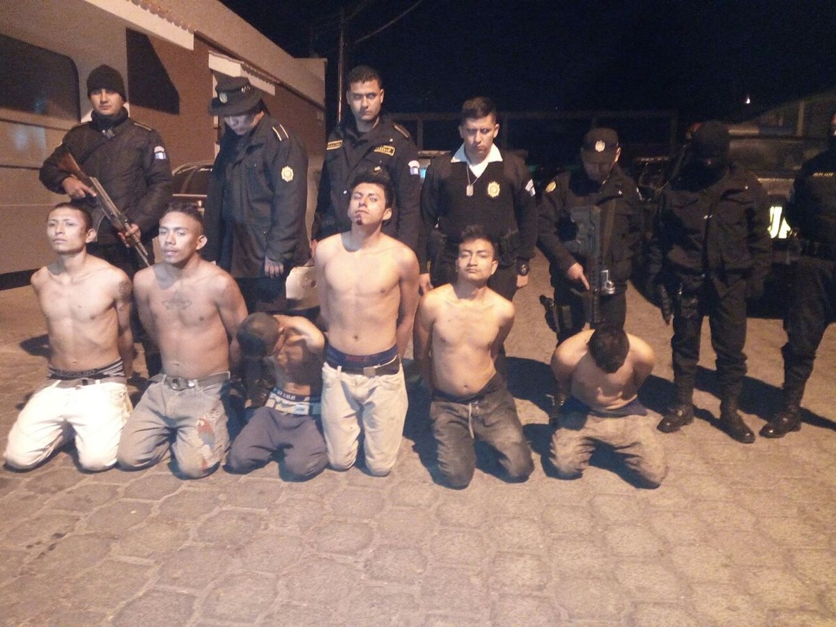 Seis de los presuntos pandilleros que fueron sorprendidos en Villa Canales cuando planificaban un ataque armado, según investigadores. (Foto Prensa Libre: PNC)