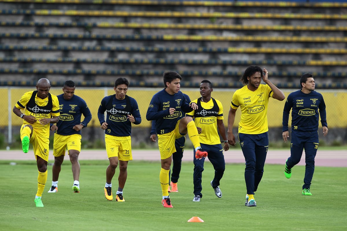 Los jugadores de la selección de fútbol de Ecuador participan en el entramiento en el estadio Atahualpa con miras a su encuentro ante Paraguay. (Foto Prensa Libre: EFE)