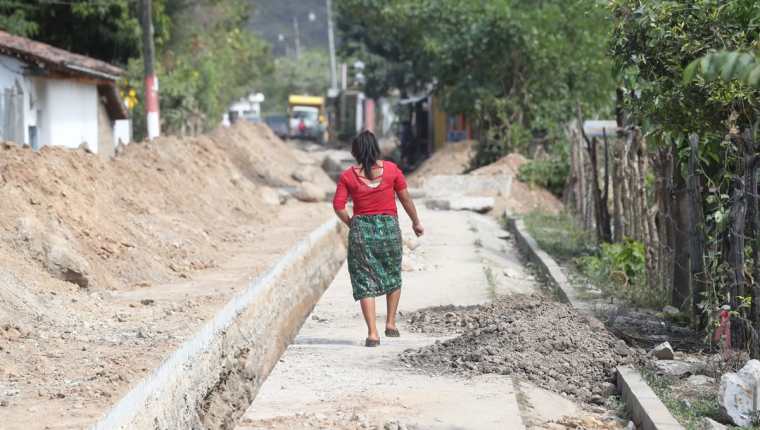 En Chicuxtín, en Cubulco, Baja Verapaz, se implementan sistemas de drenajes y de agua entubada. La obra está entre los 15 proyectos que se financia con Q12.6 millones. (Foto Prensa Libre: Erick Ávila)