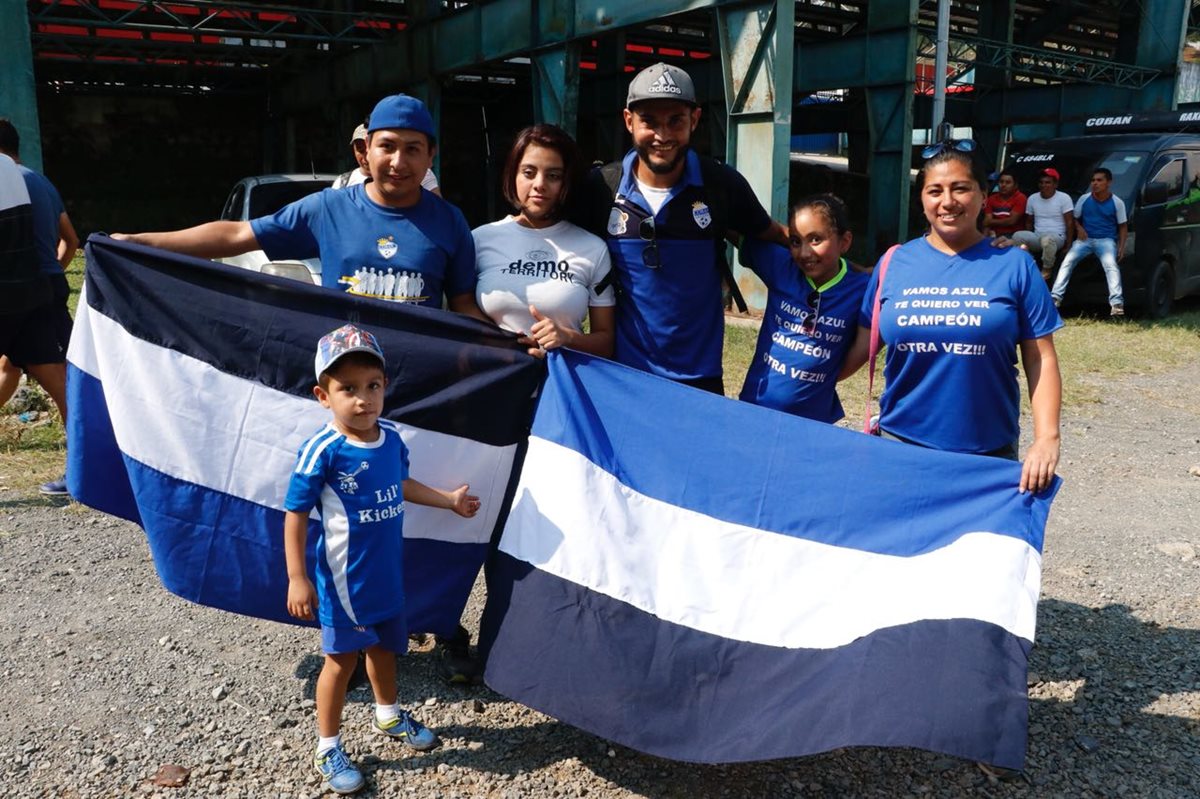 Edi Danilo Guerra compartió con los aficionados cobaneros que llegaron a despedirlos. (Foto Prensa Libre: Eduardo Sam Chun)