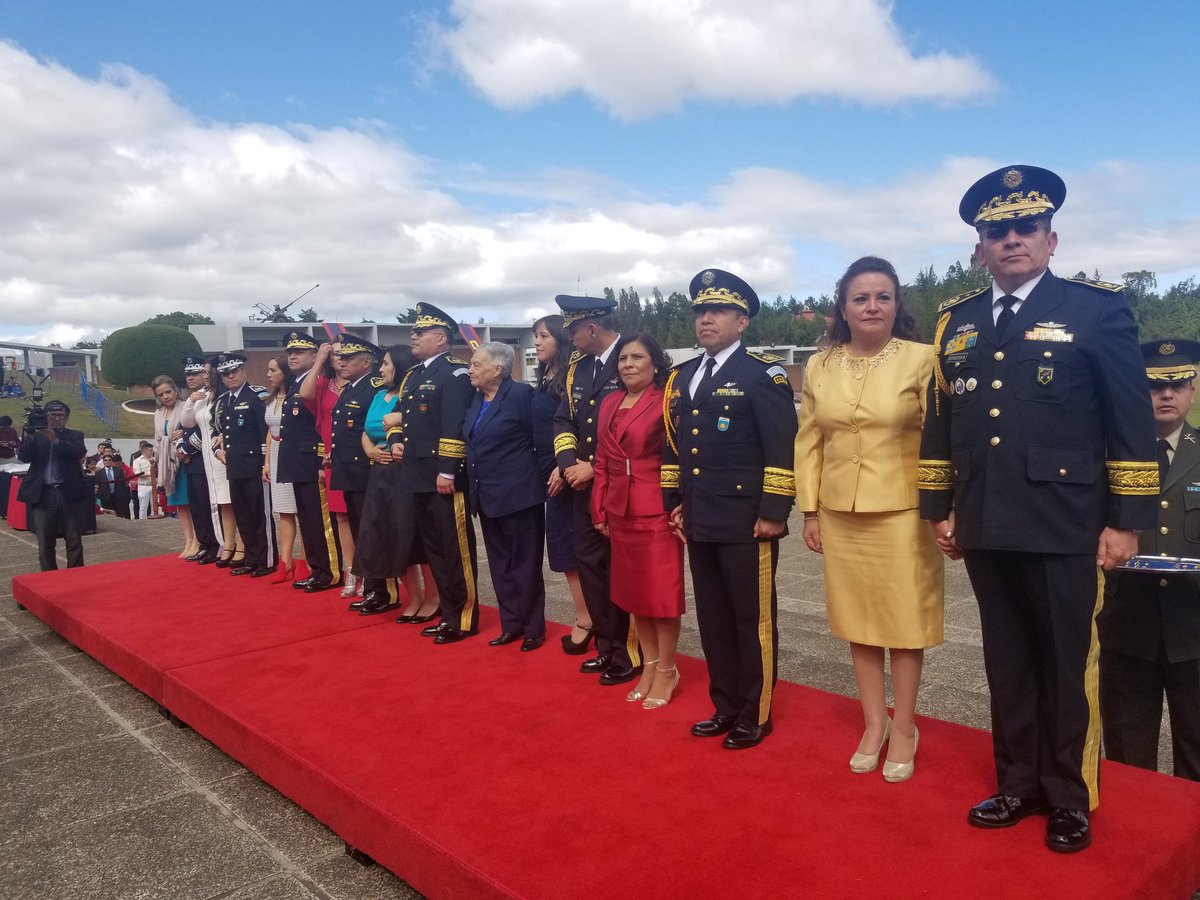 Imposición de insignias a los generales de Brigada recién graduados. (Foto Prensa Libre: Presidencia)