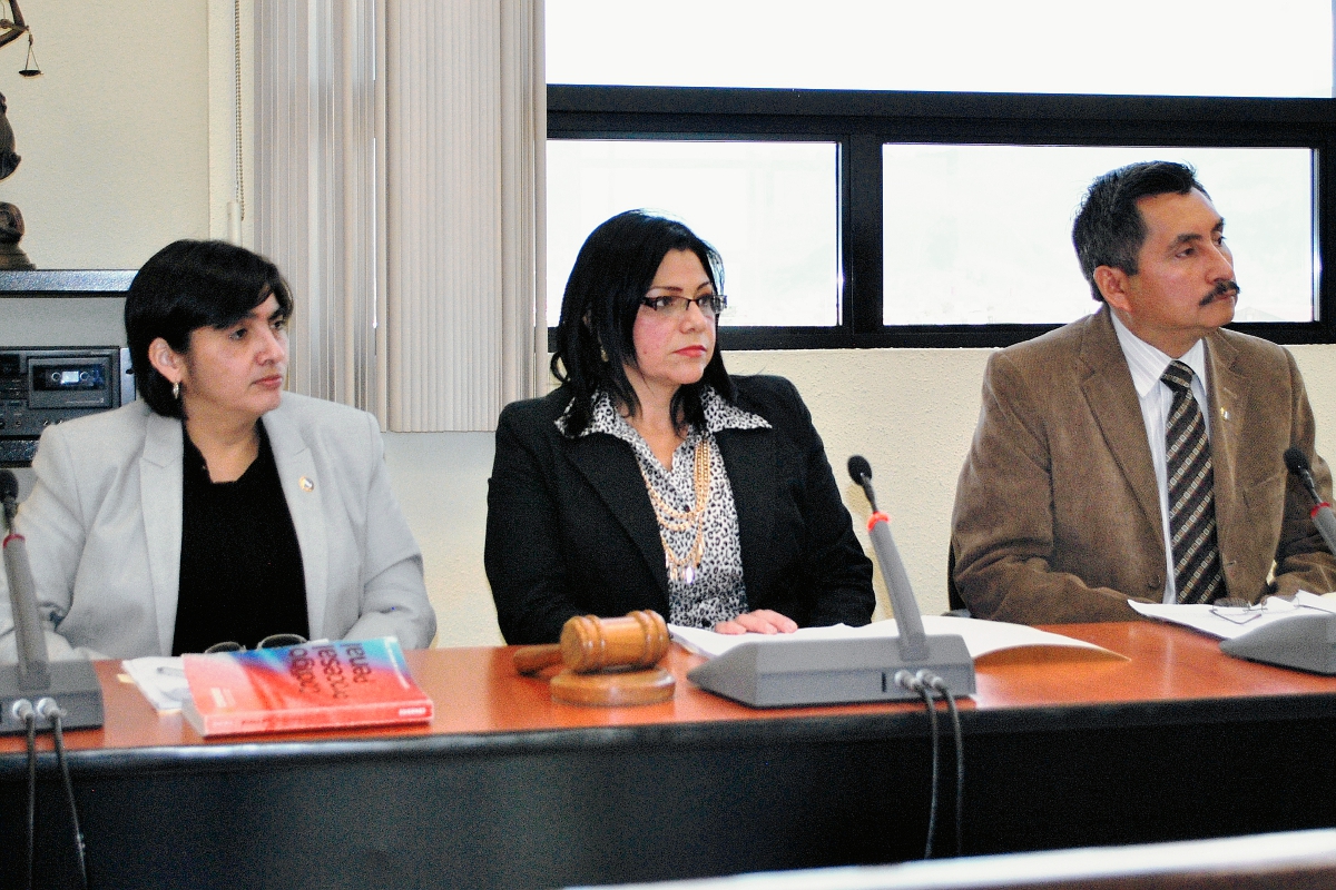 Los tres magistrados contra los que la Fundación Sobrevivientes solicitó antejuicio. (Foto Prensa Libre: Alejandra Martínez)