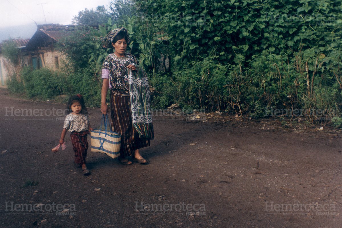 Una madre camina junto a su pequeña hija en un camino de tierra en Quiché. (Foto: Carlos Sebastián 2004)