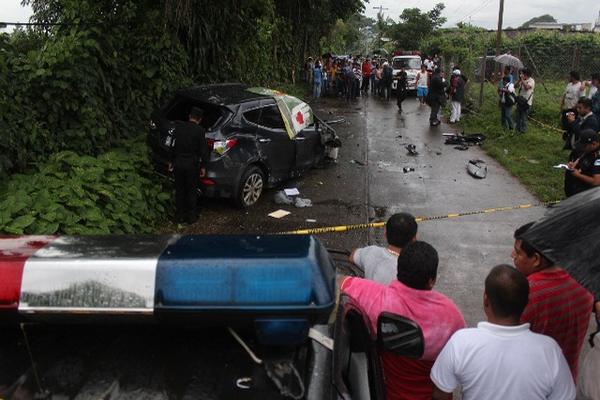 La camioneta, propiedad del abogado Saúl Zenteno Téllez, presenta múltiples perforaciones de bala. (Foto Prensa Libre: Danilo López).