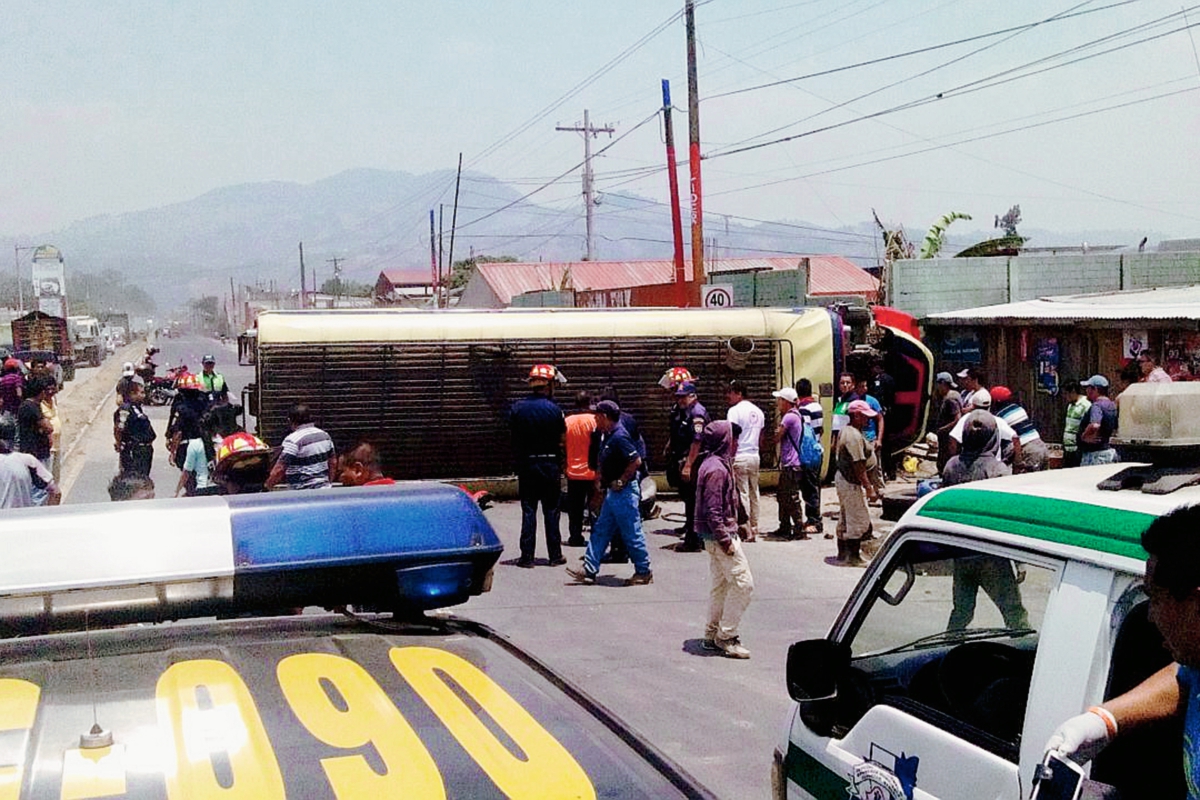 El autobús volcó cuando se dirigía de la capital hacia Patzún, Chimaltenango. (Foto Prensa Libre: Renato Melgar)