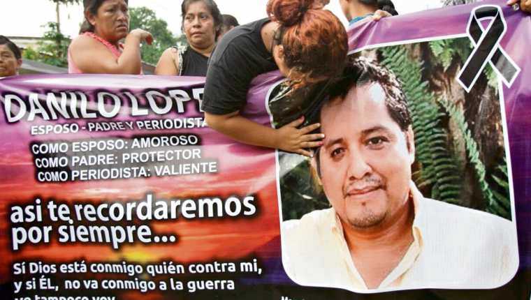La esposa de Danilo López llora sobre una manta en la que se plasmó la personalidad del periodista.