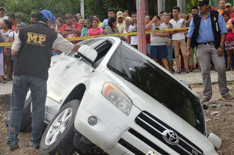 En el lugar del ataque el Ministerio Público localizó 25 casquillos de alto calibre. (Foto Prensa Libre: Mario Morales)