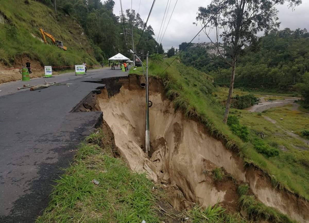 El jueves por la noche se registró el segundo socavamiento en la ruta que conecta Villalobos con Ciudad San Cristóbal. (Foto Prensa Libre: Edwin Pitán)