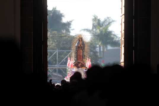 La procesión de la Virgen de Guadalupe atraviesa la Puerta Santa en la catedral metropolitana. (Foto Prensa Libre: Erick Ávila)