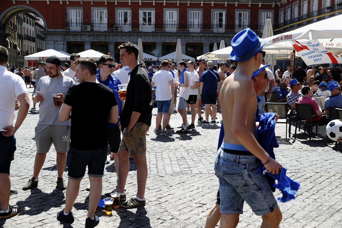 Aficionados del Leicester pasan en la plaza Mayor de Madrid, previo al duelo contra el Atlétic0. (Foto Prensa Libre: EFE).