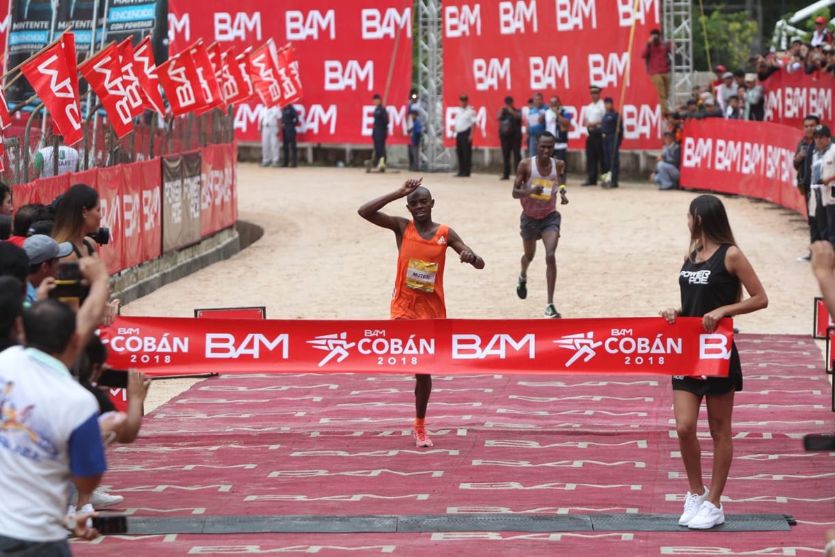 Daniel Muteti se encamina para ingresar a la meta del Medio Maratón de Cobán en el estadio Verapaz. (Foto Prensa Libre: Cortesía de BAM)