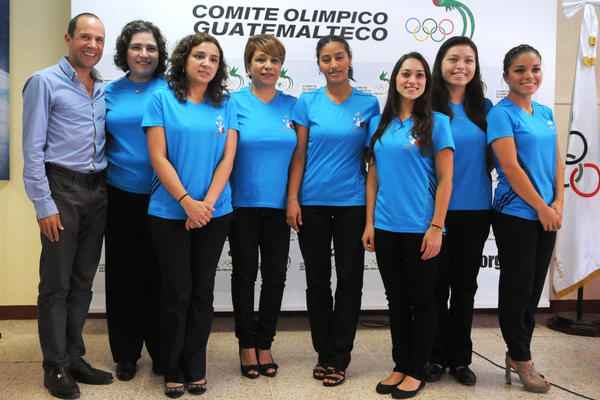 Equipo femenino de boliche, que participa en el Cambowl, durante su juramentación. (Foto Prensa Libre: Jeniffer Gómez)