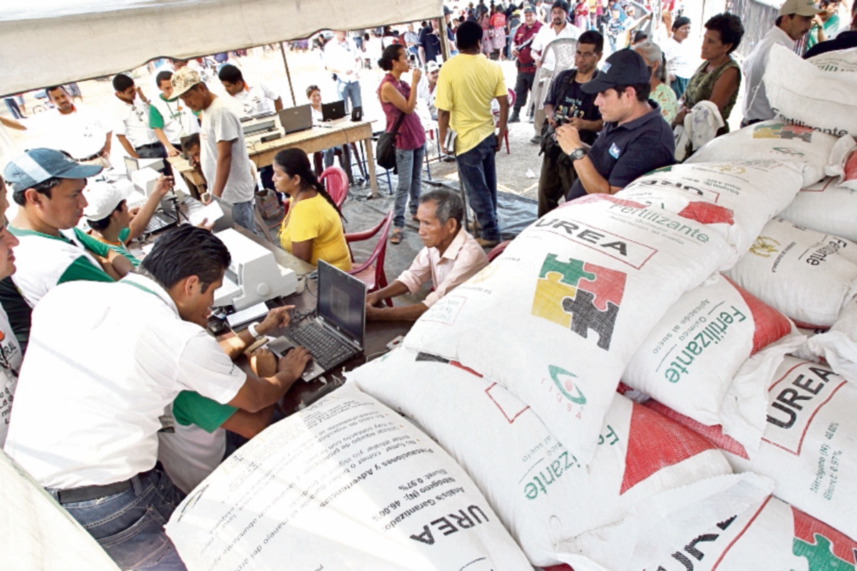 el saco de fertilizante continúa entregándose en los cuatro lotes ubicados en todo el país. (Foto Prensa Libre: ERICK AVILA)