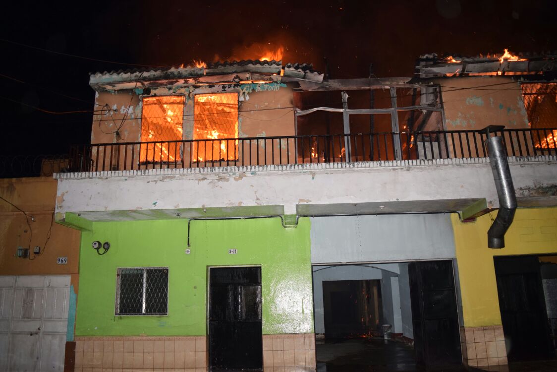 Las llamas amenazaban con extenderse a otros inmuebles, en el barrio La Bolsa, Zacapa. (Foto Prensa Libre: Mario Morales)