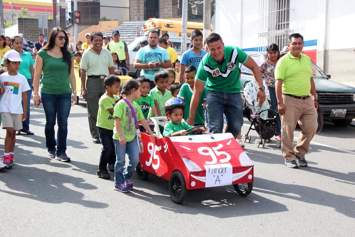 Papás de niños de la Escuela de Párvulos Adolfo Leal Klug, en Cobán, participan en celebración por el Día del Padre. (Foto Prensa Libre: Eduardo Sam Chun)