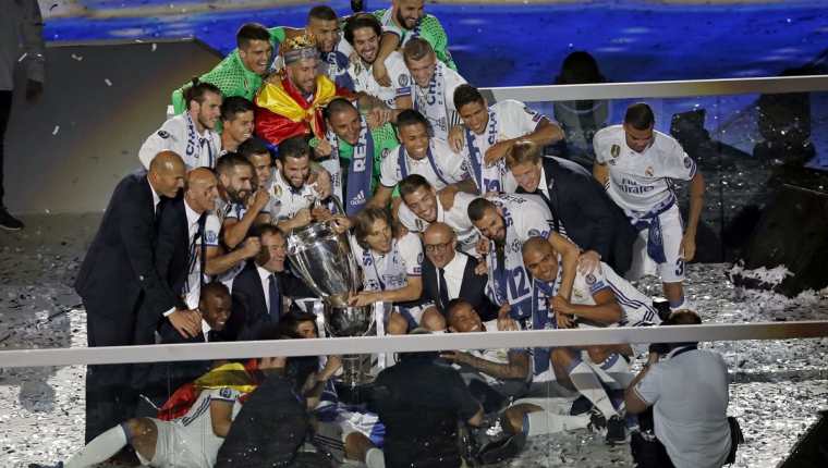 Los jugadores del Real Madrid, mostraron su duodécima Copa de Europa a sus aficionados en el estadio Santiago Bernábeu. (Foto Prensa Libre: AP)