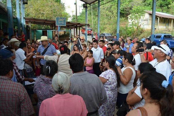 Vecinos dialogan acerca de cobro. (Foto Prensa Libre: Jorge Tizol)